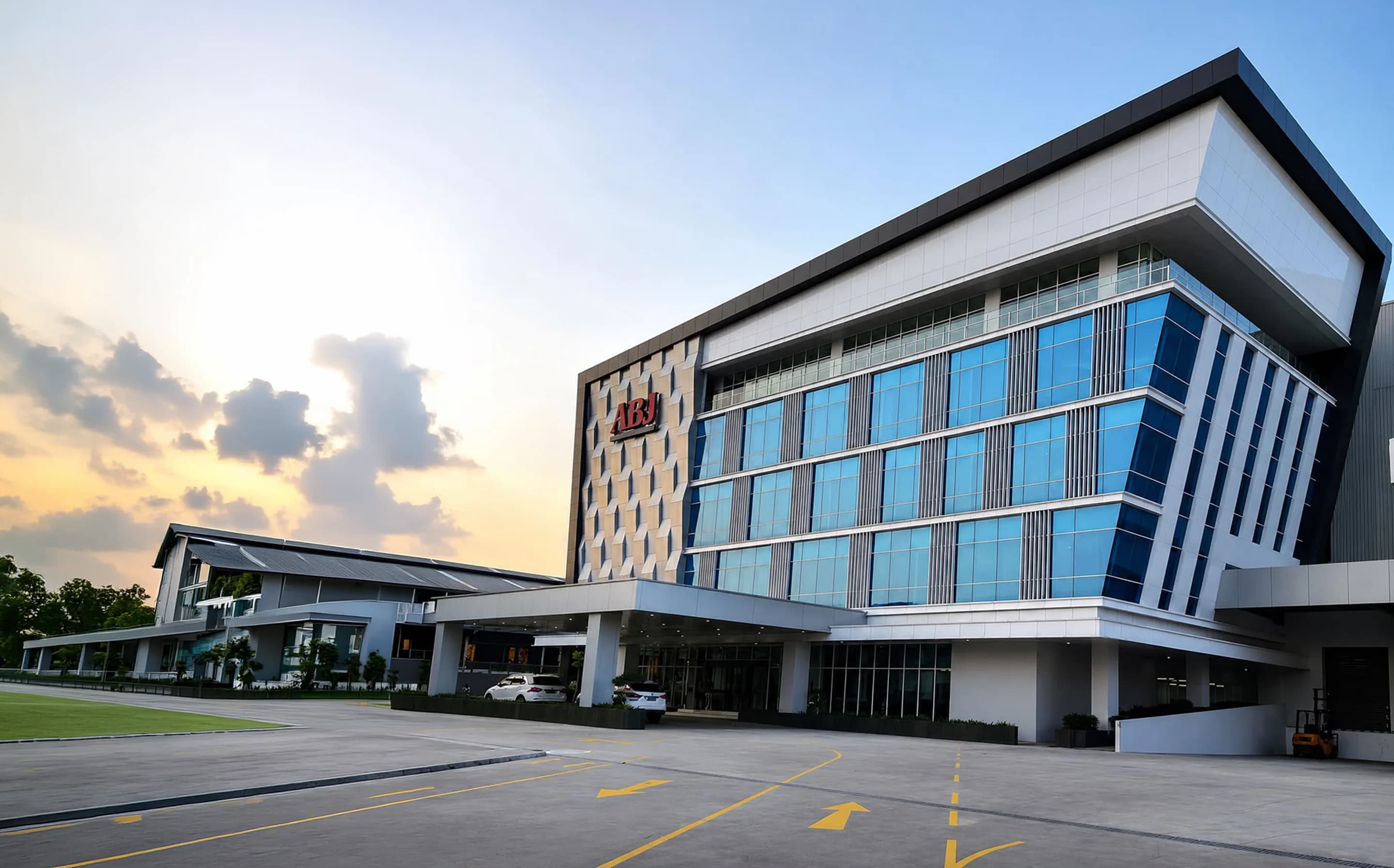 Layanan pemasangan kaca, ACP, dan aluminium facade Alam Indah